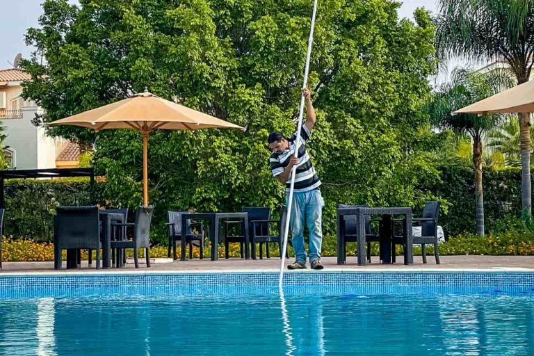 cómo limpiar una piscina