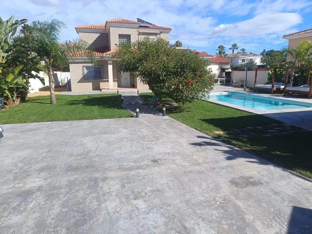 mantenimiento de jardín con piscina en Alicante