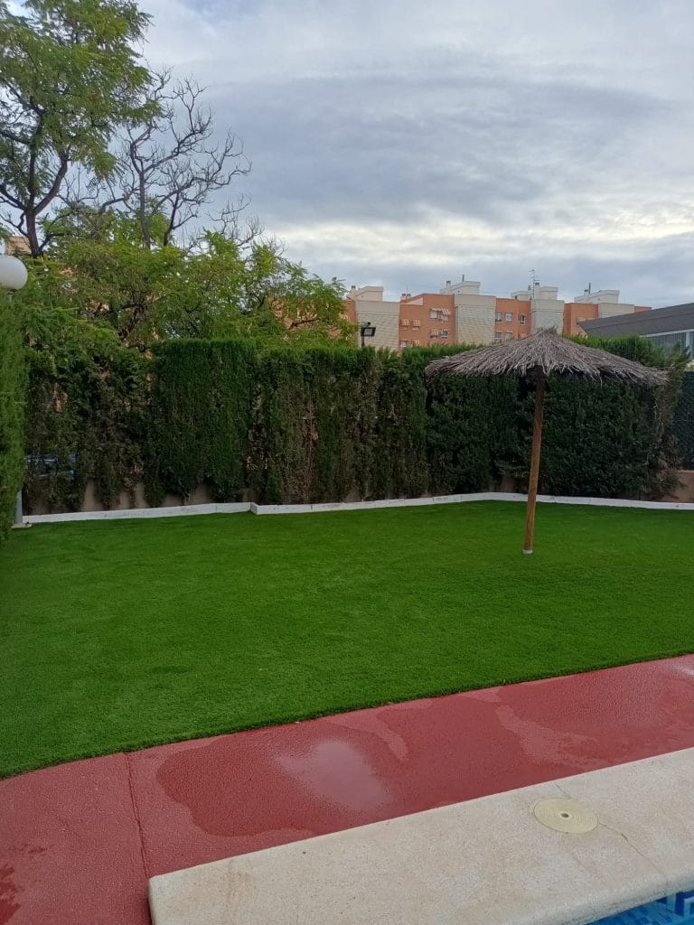 mantenimiento de jardín con piscina en Alicante