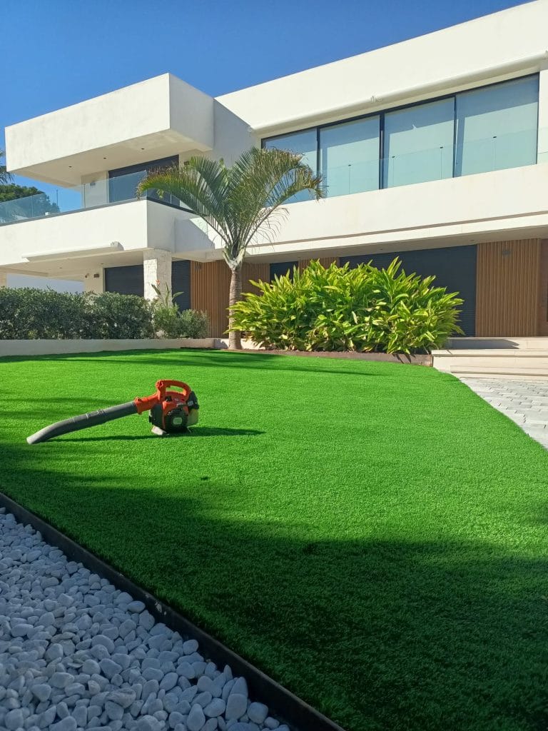 mantenimiento de jardín de chalet en Alicante