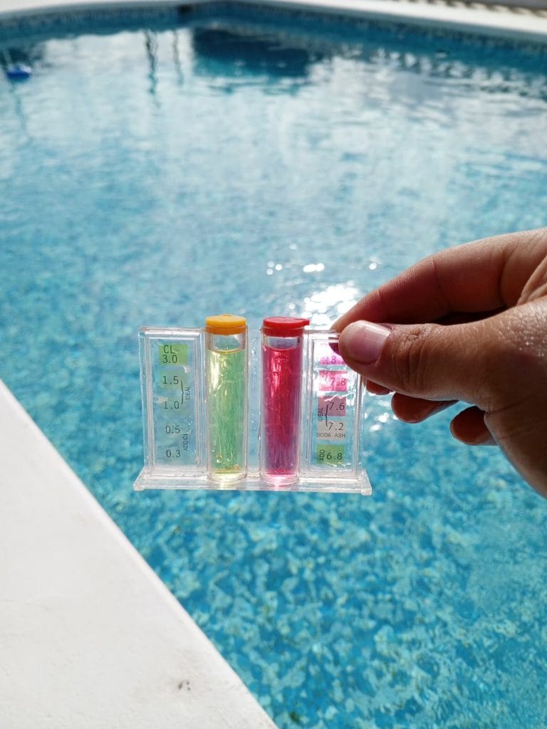 mantenimiento de piscina en Alicante cloro y ph