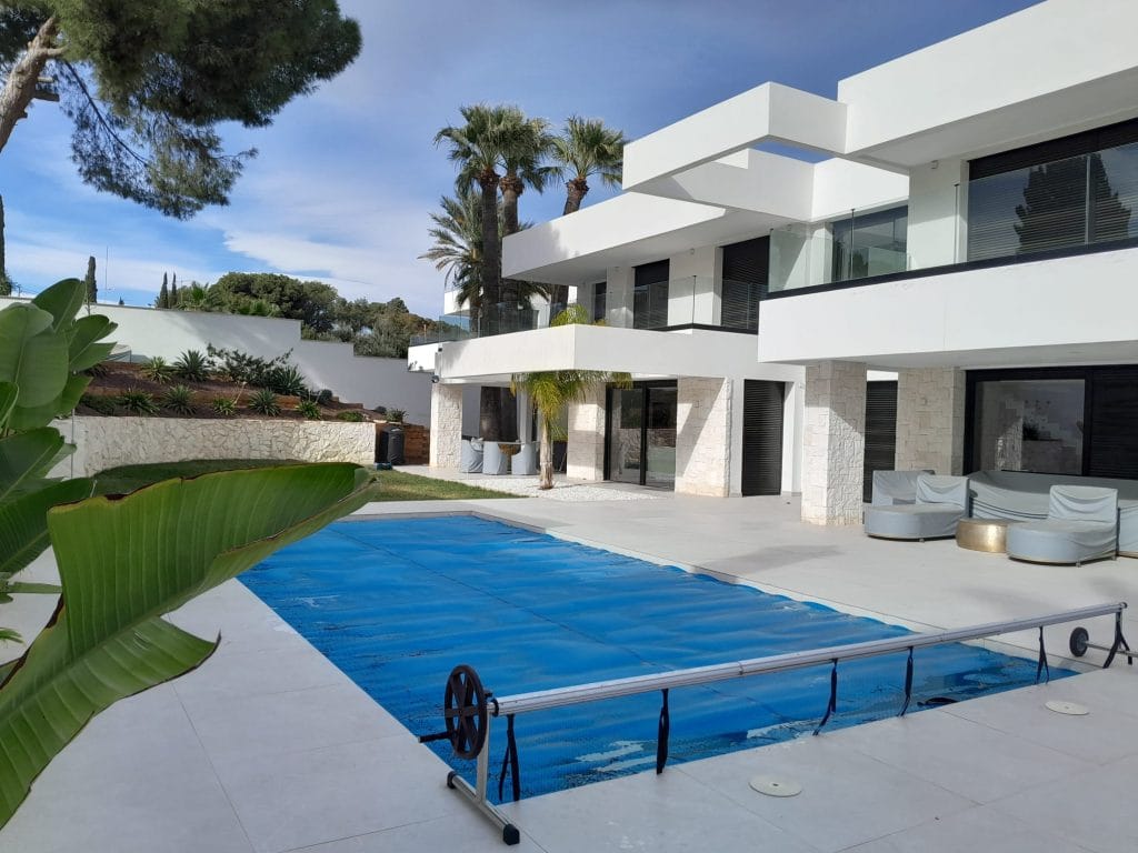 diseño de jardín con piscina en Alicante