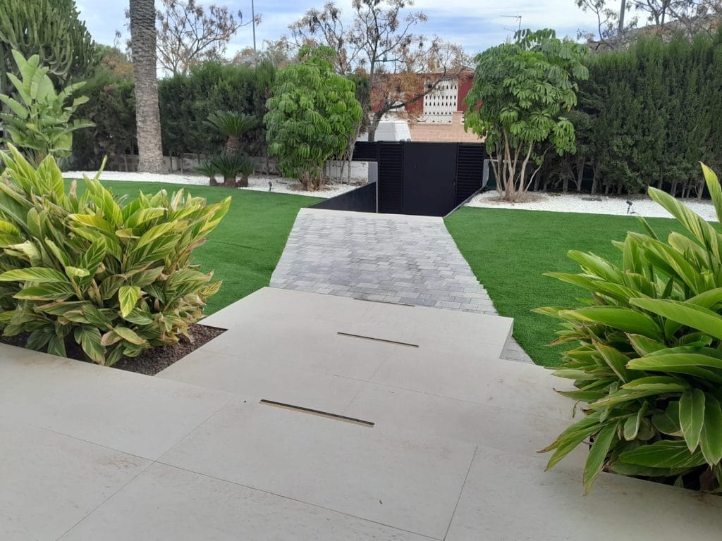 diseño de jardín de chalet en Alicante