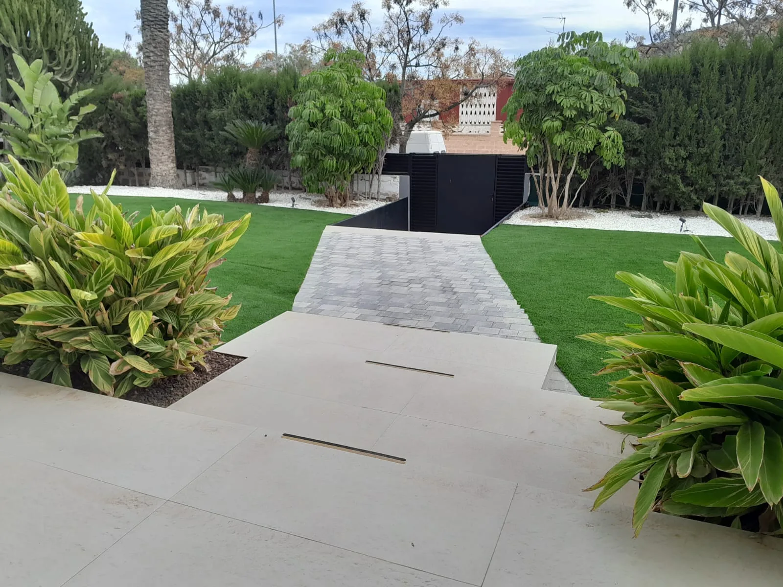 diseño de jardín de chalet en Alicante