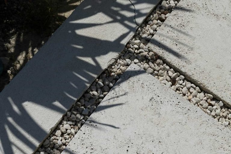 cómo poner piedras decorativas en el jardín