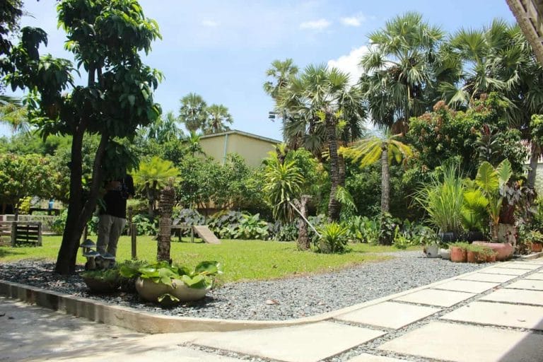 qué poner debajo de las piedras del jardín