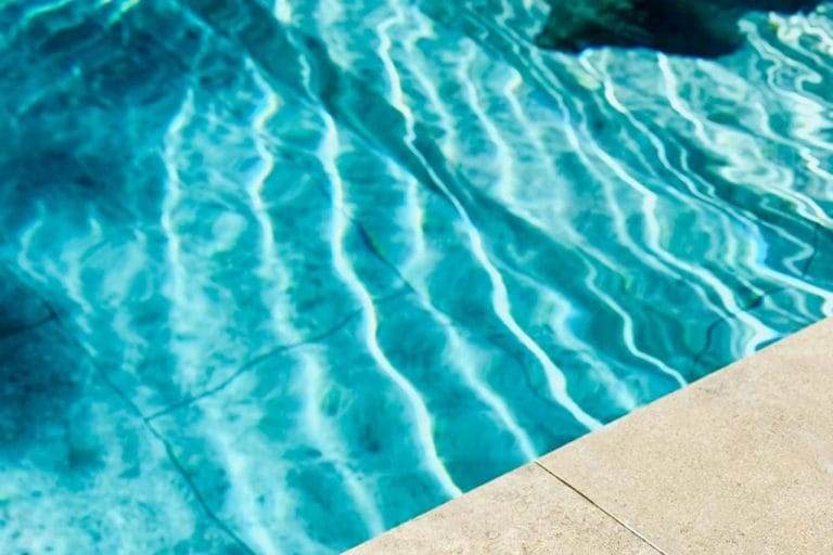 cómo subir el cloro de la piscina