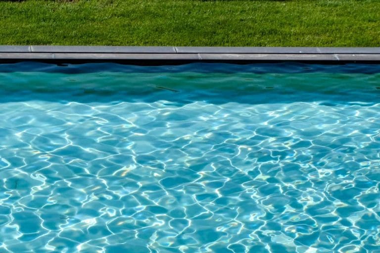 cómo limpiar el filtro de la piscina